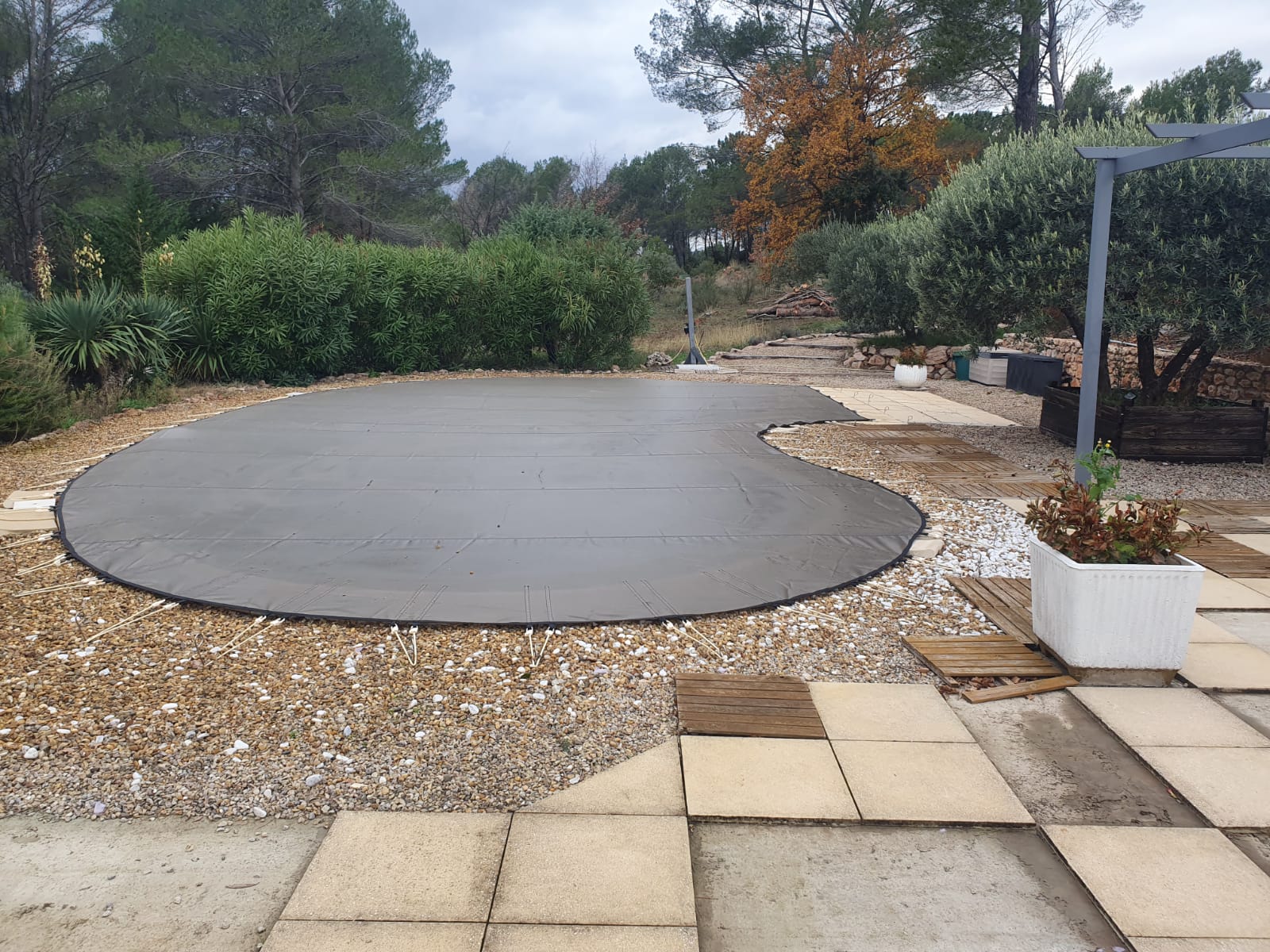 Photo d'une bâche sur mesure arrondie grise