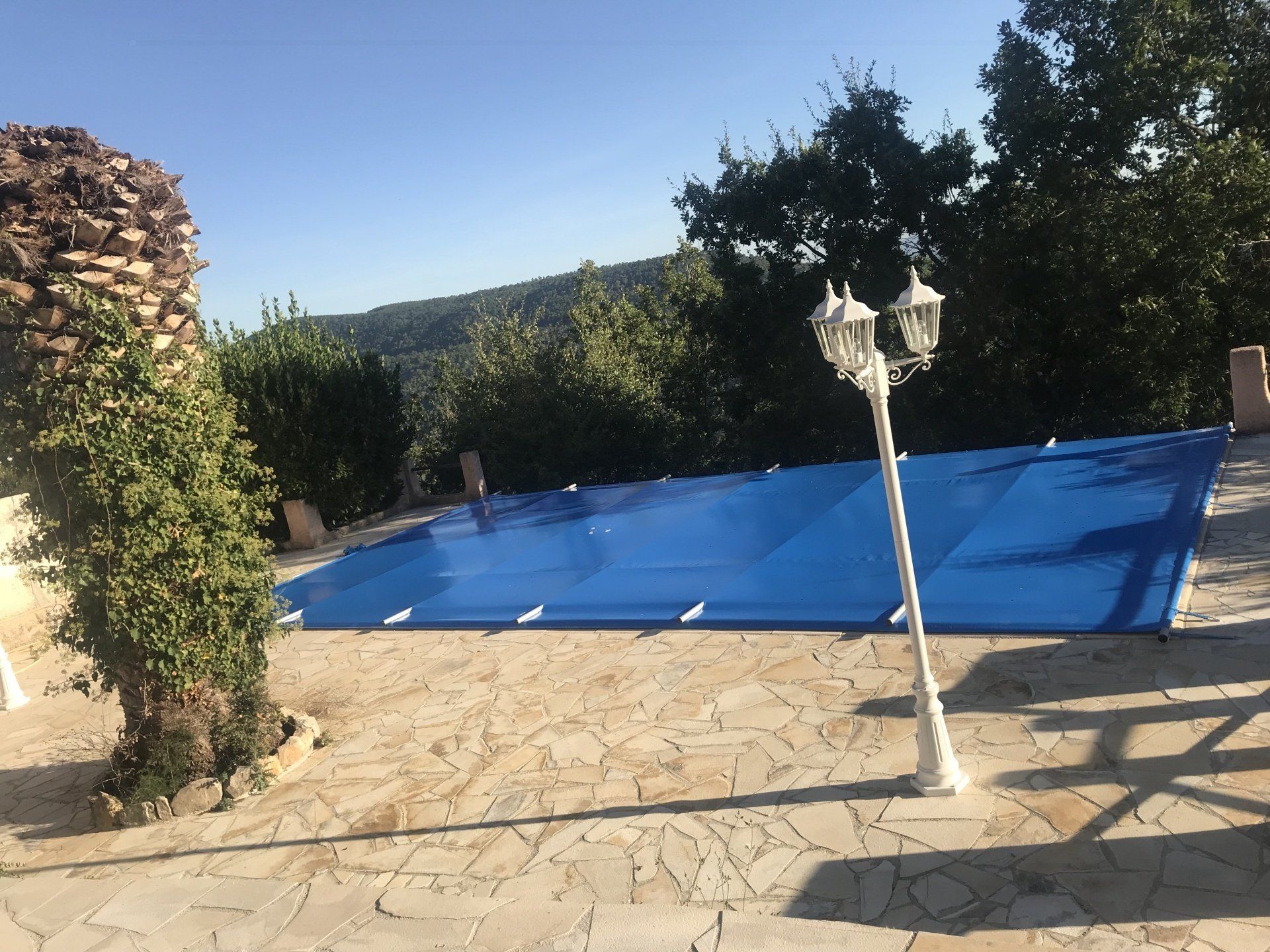 Photo d'une bâche de piscine bleu