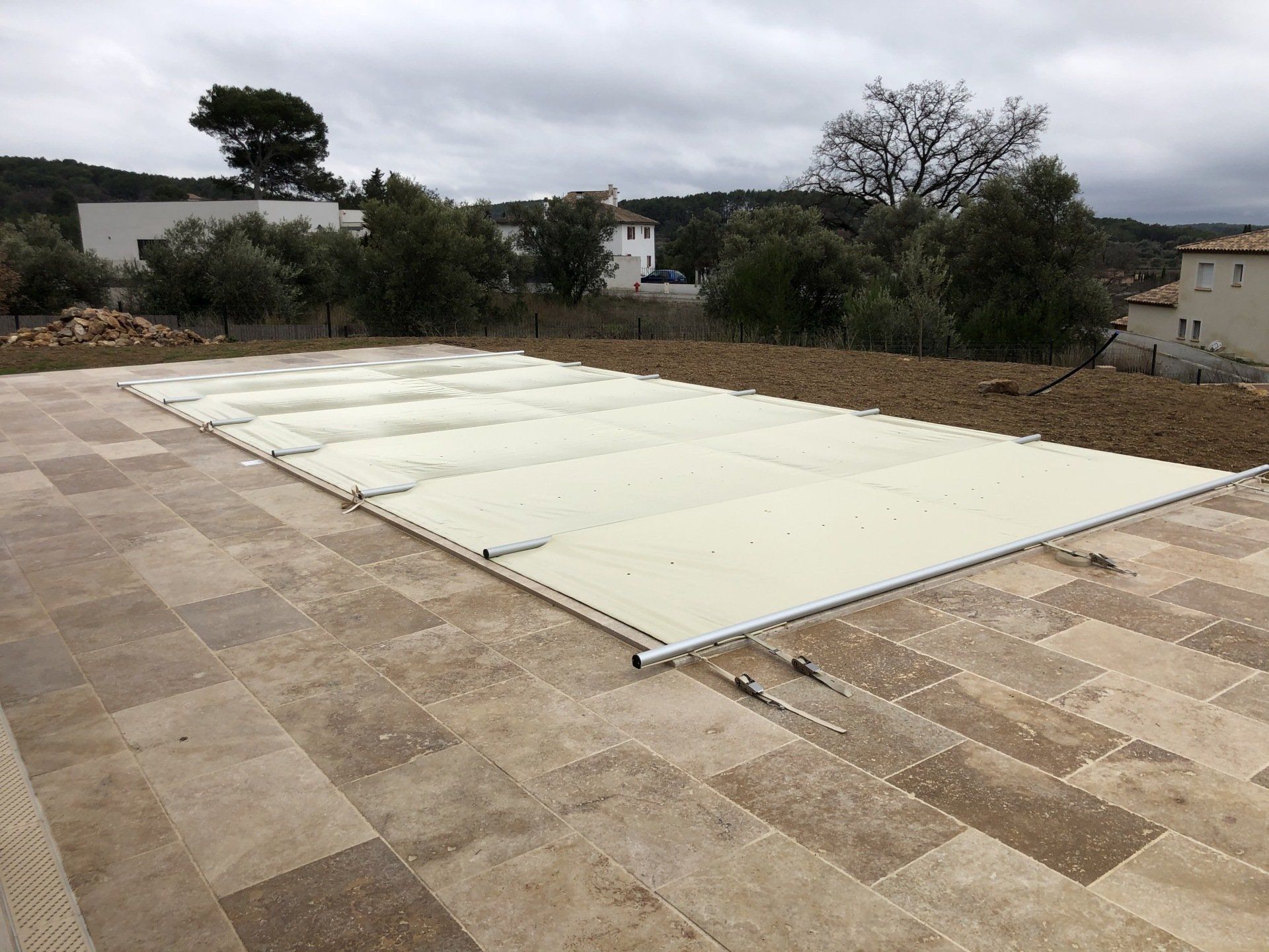 Photo d'une pose de bâche à barre