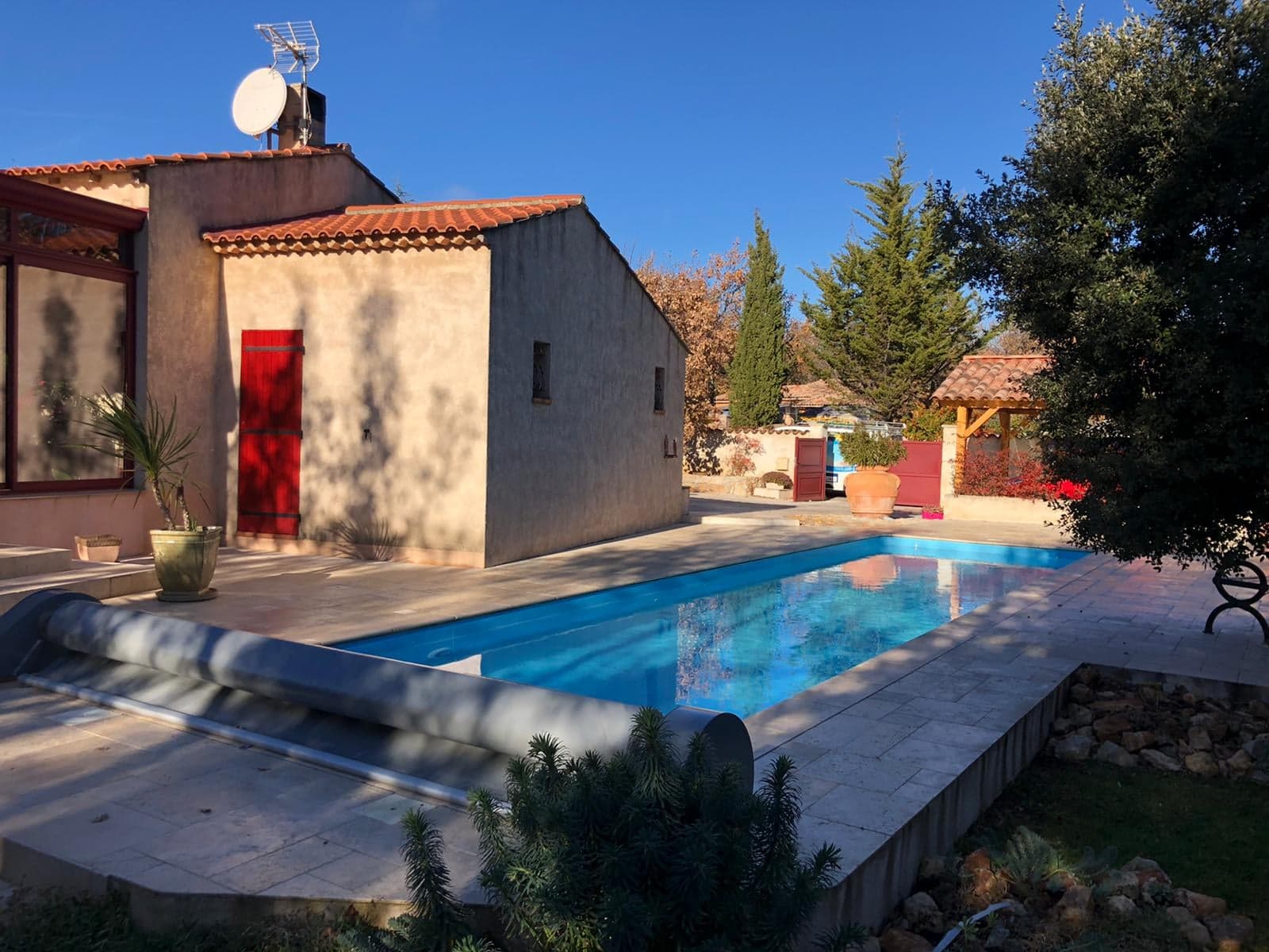 Photo d'une piscine avec une bache automatisée