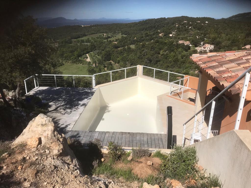 Photo d'une rénovation de piscine à coque polyester couleur ivoire