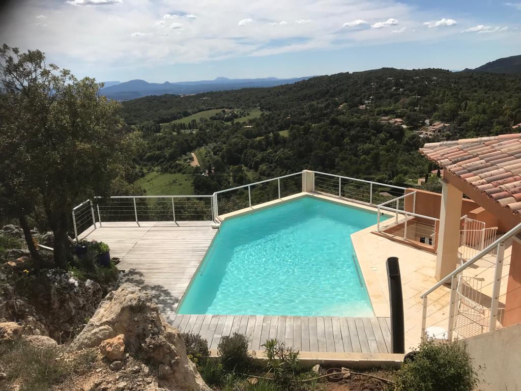 Photo d'une piscine sur une terrasse en hauteur