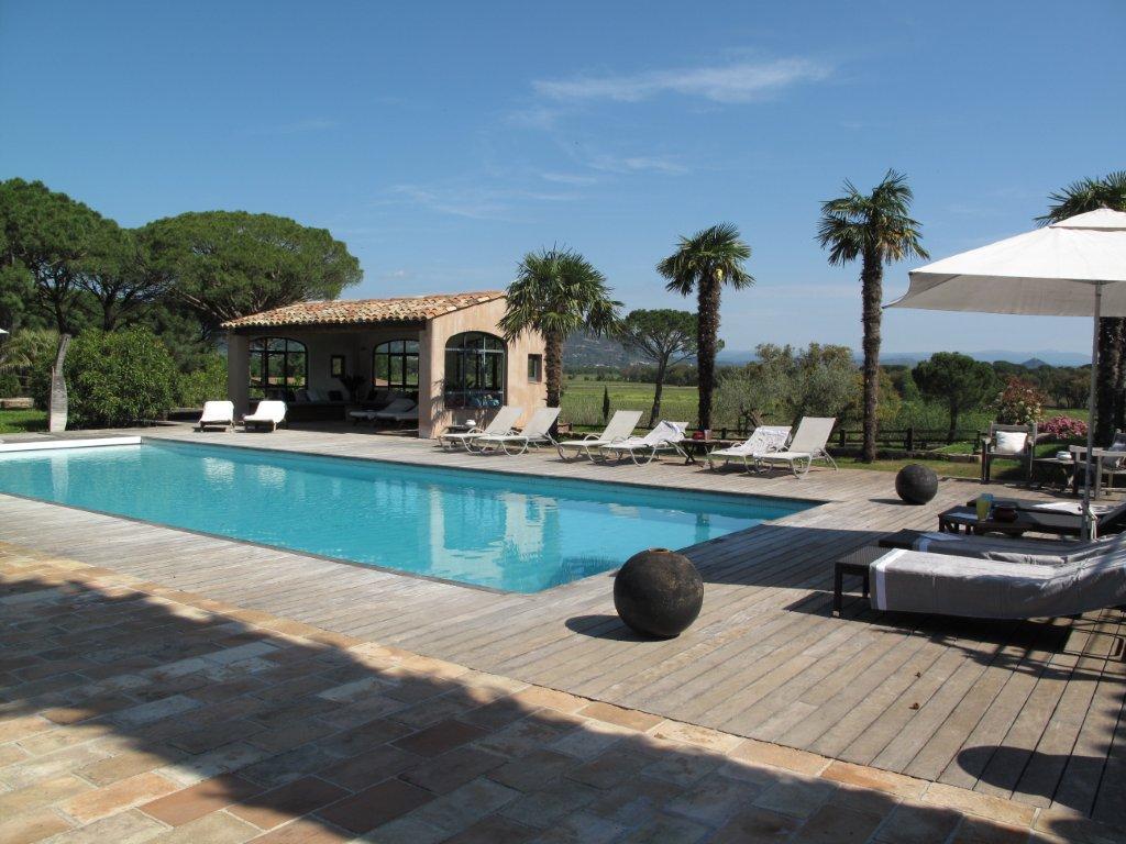 Photo d'une rénovation de piscine sur une terrasse avec des palmiers