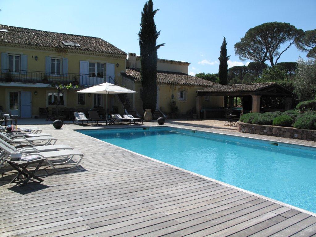 Photo d'une piscine sur terrasse bois