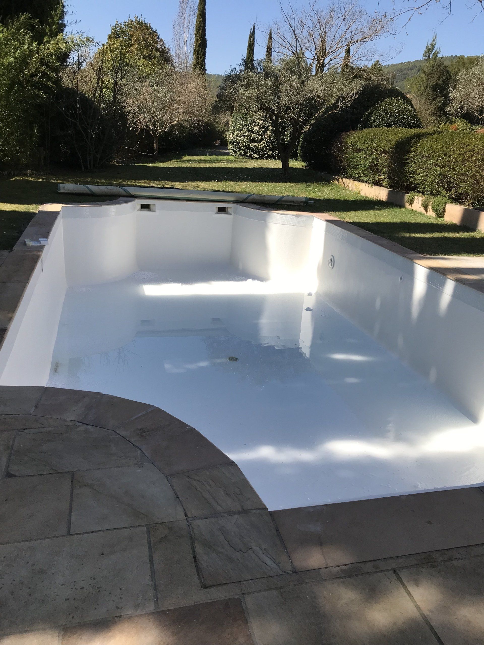 Photo d'une de piscine rénovée en polyester couleur ivoire