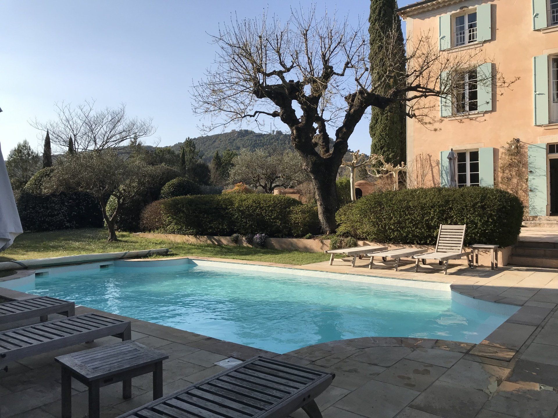 Photo d'une piscine creusée derrière une grande maison à 3 étages
