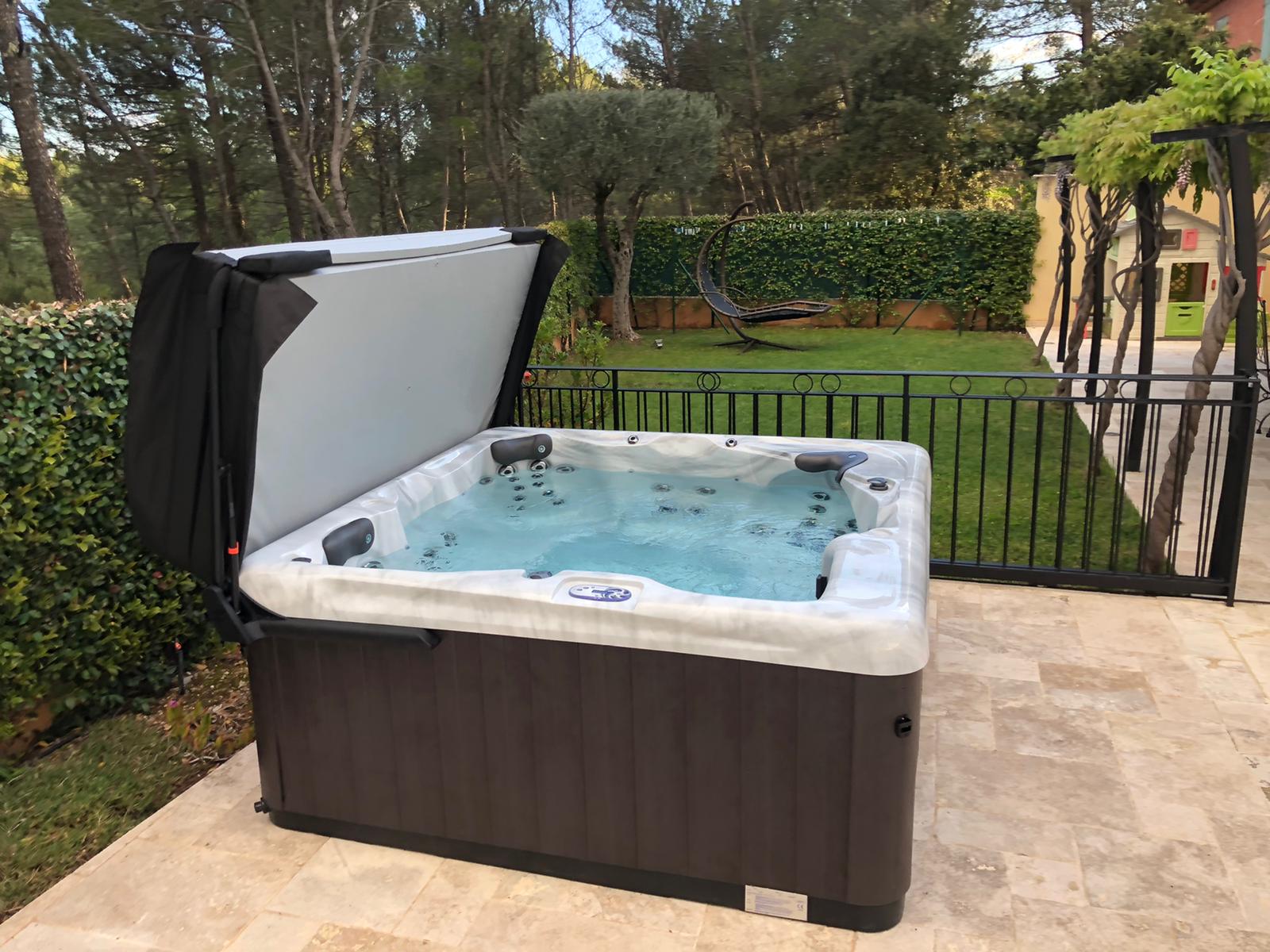 Photo d'un spa sur une terrasse en carrelage