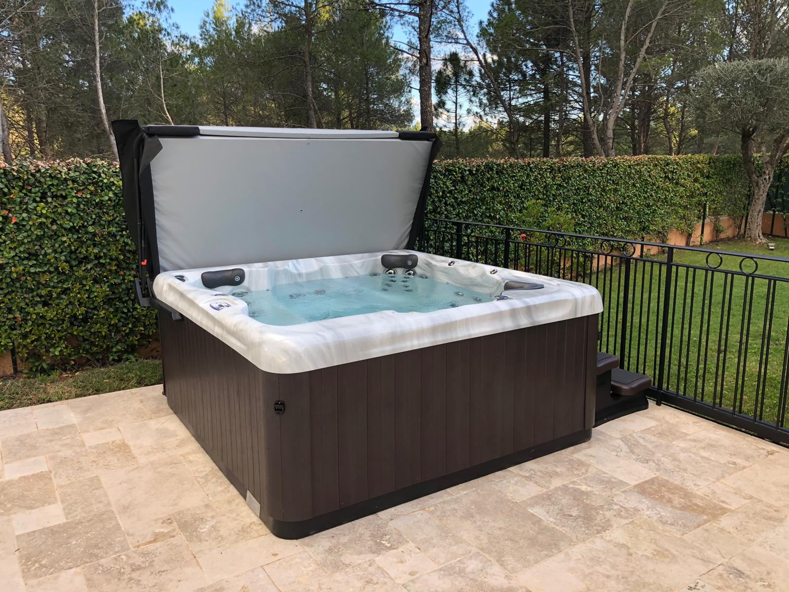 Photo d'un spa marron foncé