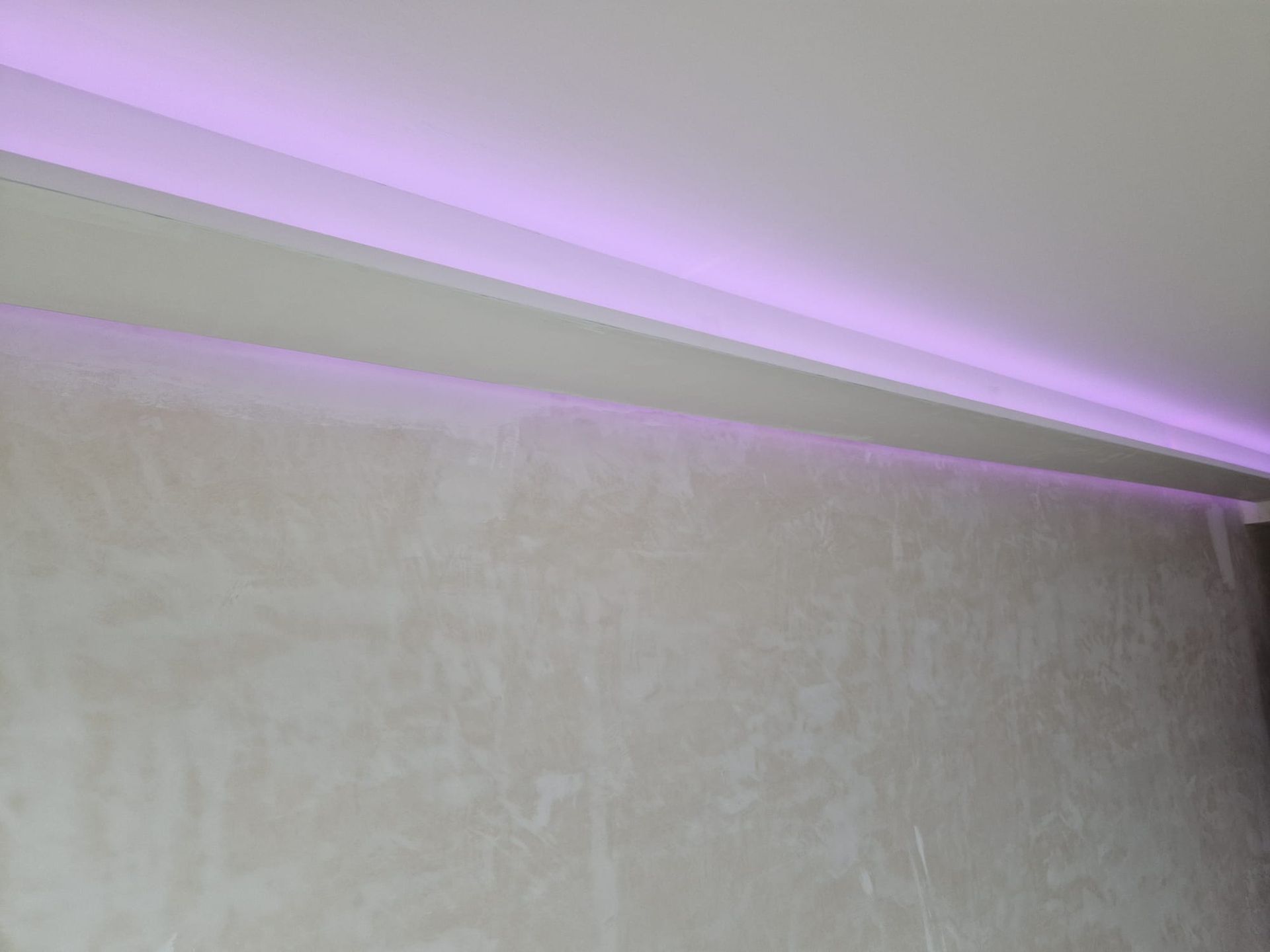 controsoffitto con luci a LED viola - Gomes Gessatura Sagl