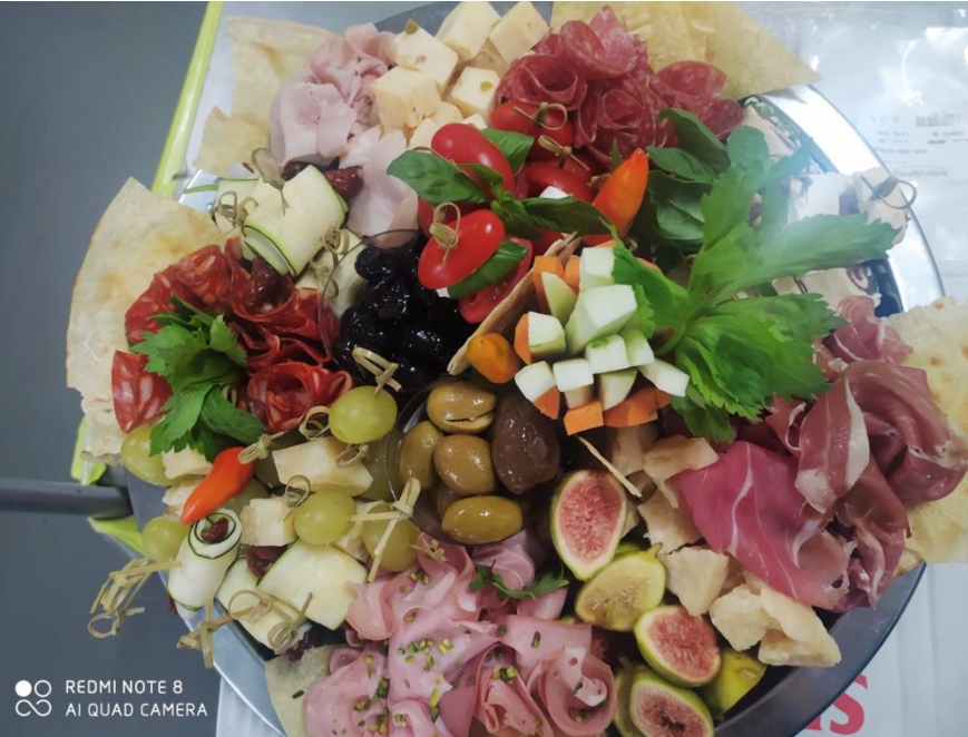 Ein Teller mit Essen und einer Redmi Note 8-Kamera darauf