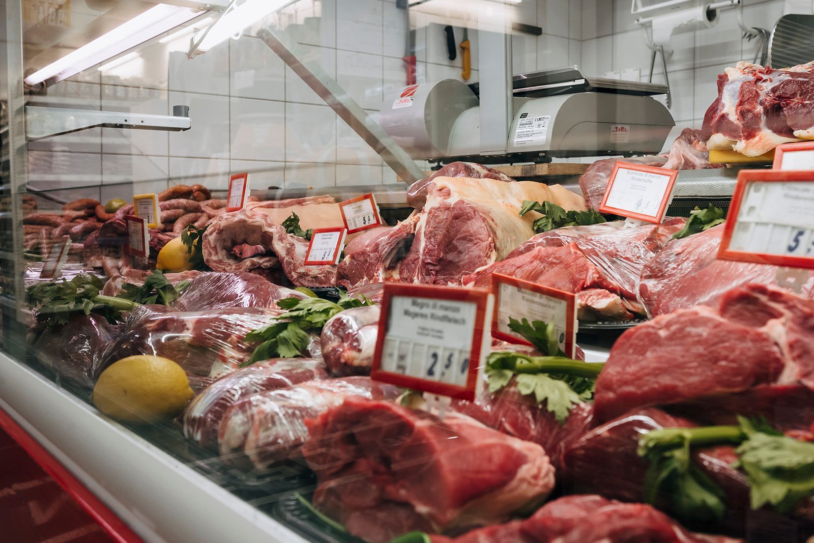 Eine mit Fleisch und Gemüse gefüllte Vitrine in einer Metzgerei.