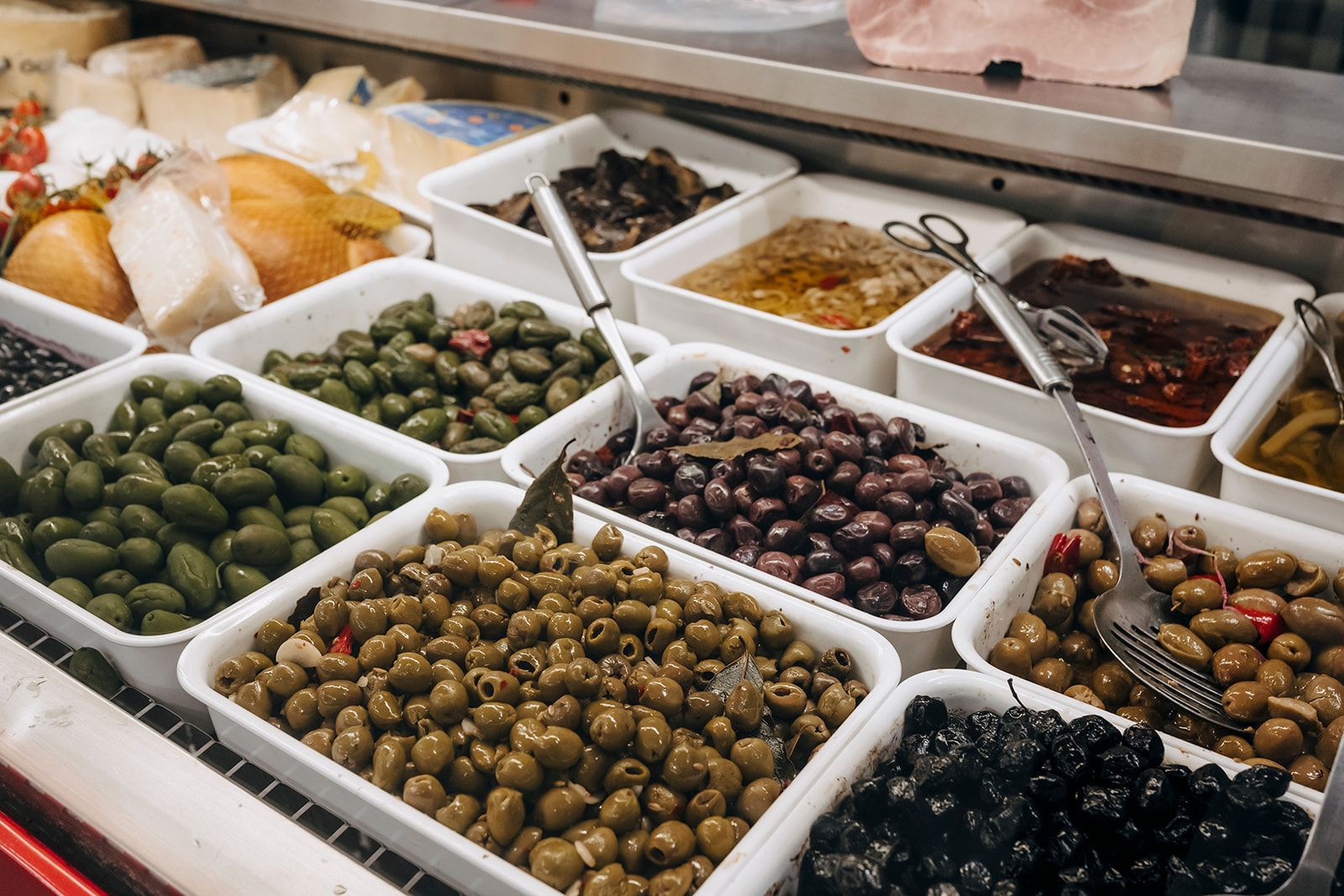 Eine Vitrine mit vielen verschiedenen Olivensorten.