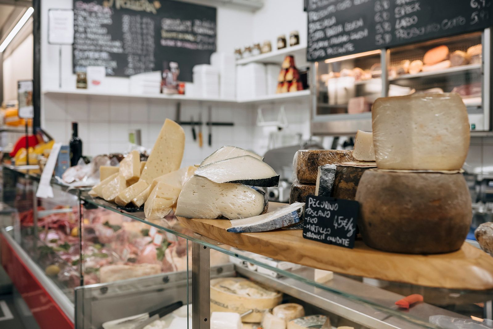 Eine Vitrine mit vielen verschiedenen Käsesorten.