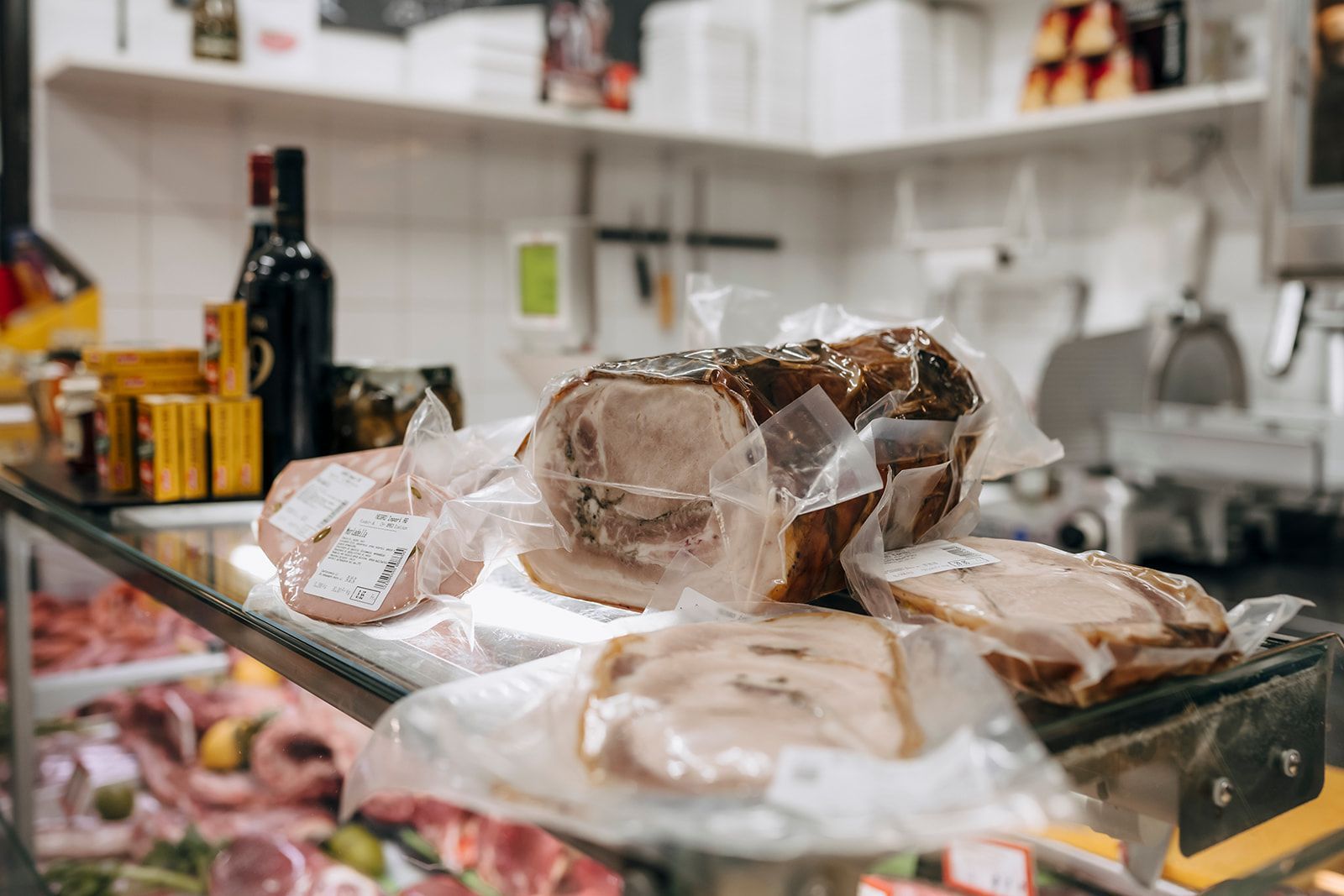 Auf der Theke einer Metzgerei liegen verschiedene Fleischsorten.