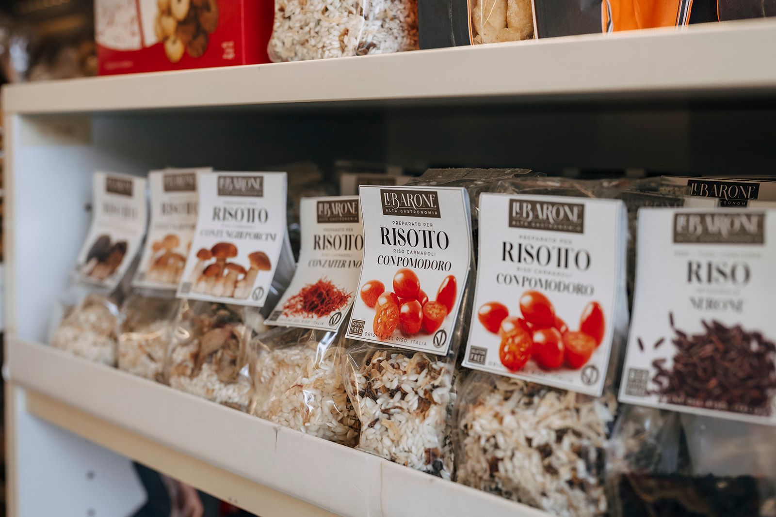 Ein Regal voller Lebensmitteltüten in einem Geschäft.