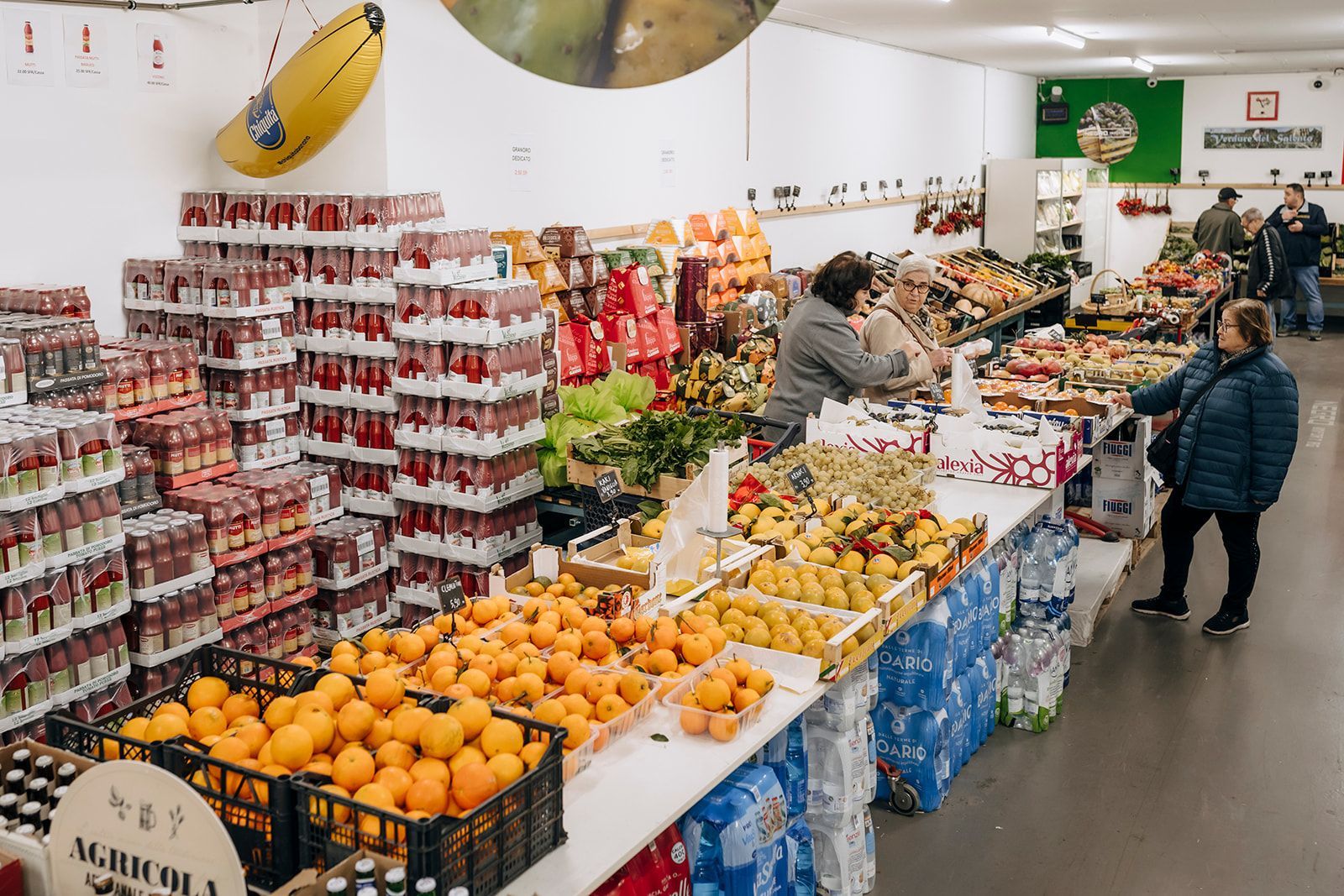 Ein Lebensmittelladen mit viel Obst und Gemüse.