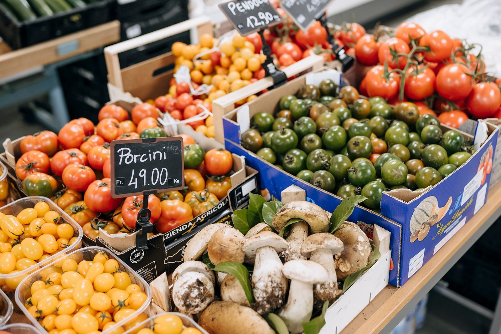 Auf dem Tisch stehen viele verschiedene Obst- und Gemüsesorten.