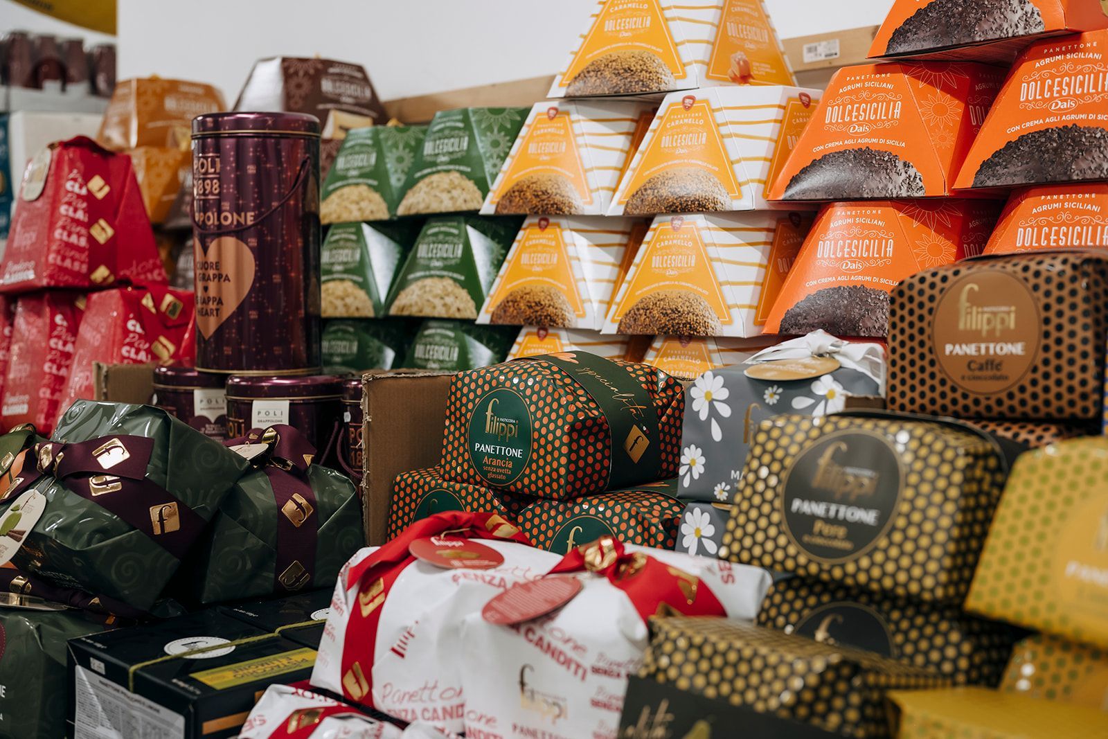 Ein Stapel übereinander liegender Kartons in einem Geschäft.