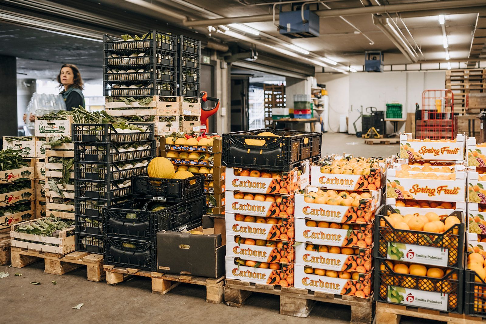 Ein Lagerhaus voller Obst und Gemüse.