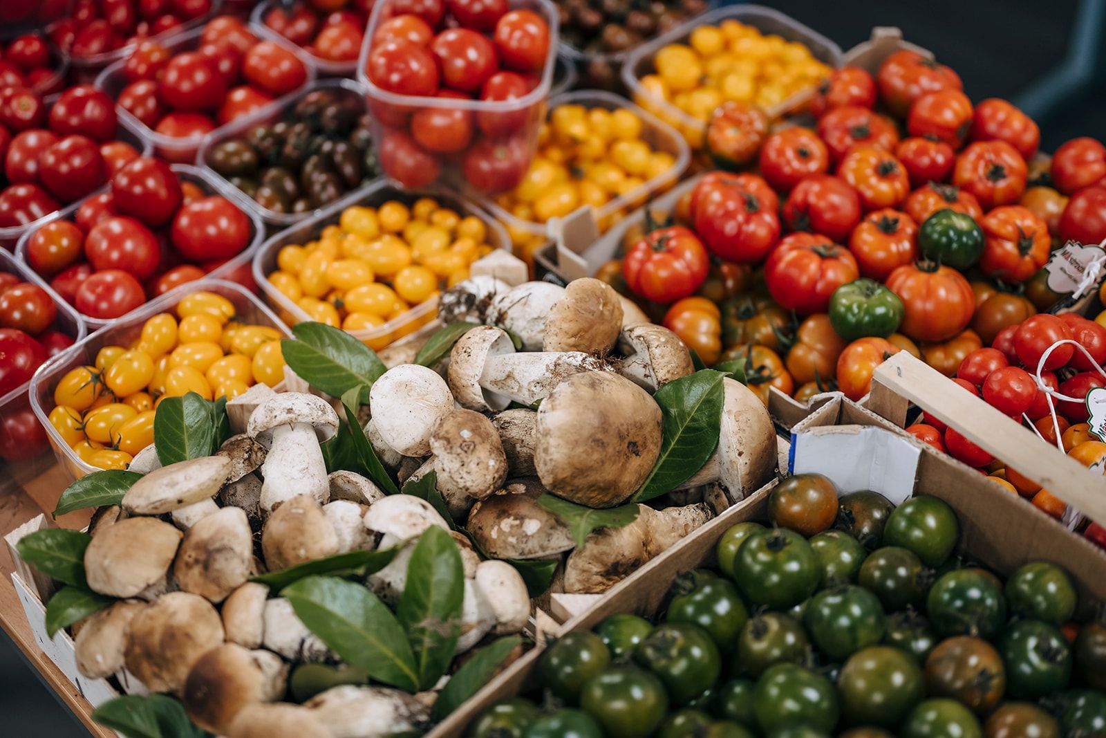 Auf dem Tisch stehen viele verschiedene Obst- und Gemüsesorten.