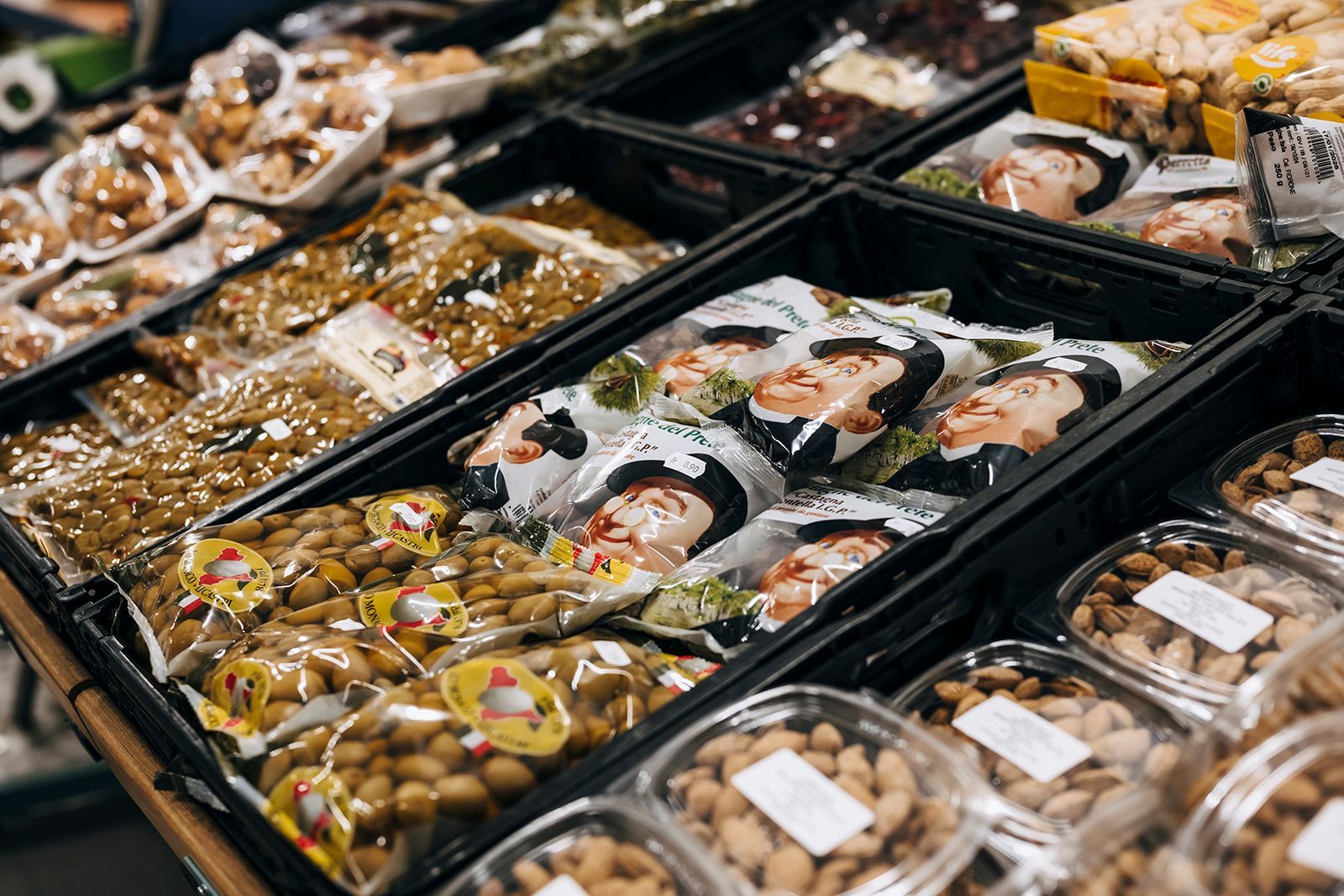 In einem Lebensmittelgeschäft werden viele unterschiedliche Arten von Lebensmitteln angeboten.