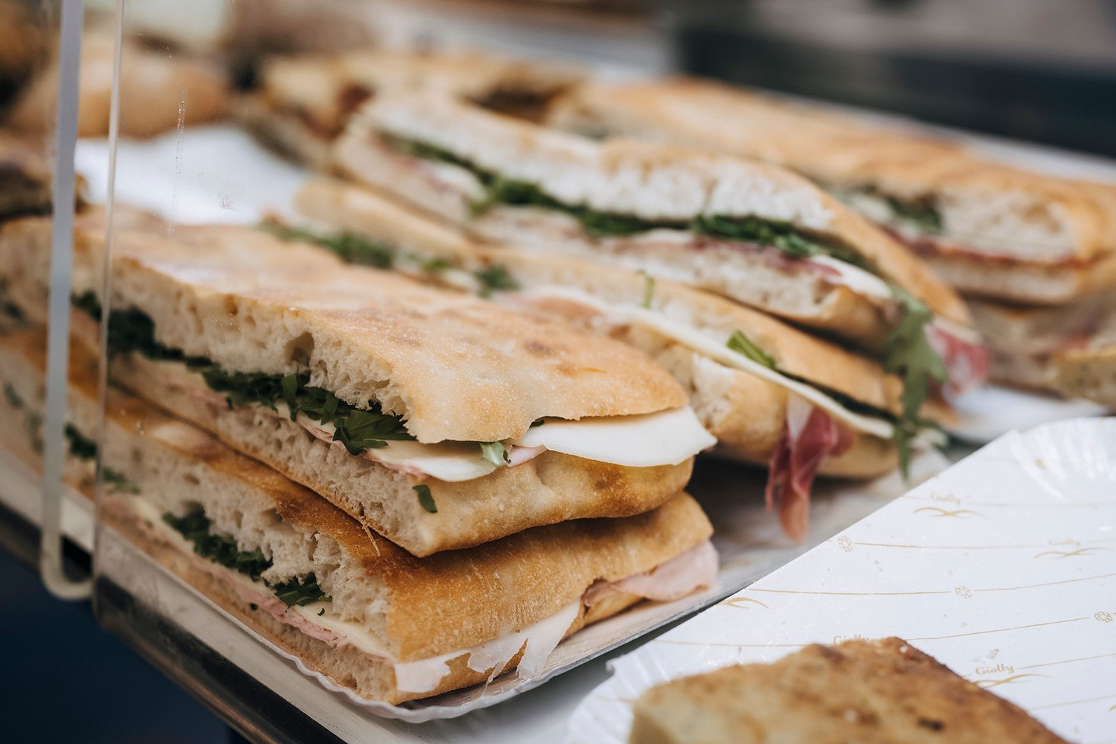 Ein Tablett mit Sandwiches, die übereinander auf einem Tisch liegen.