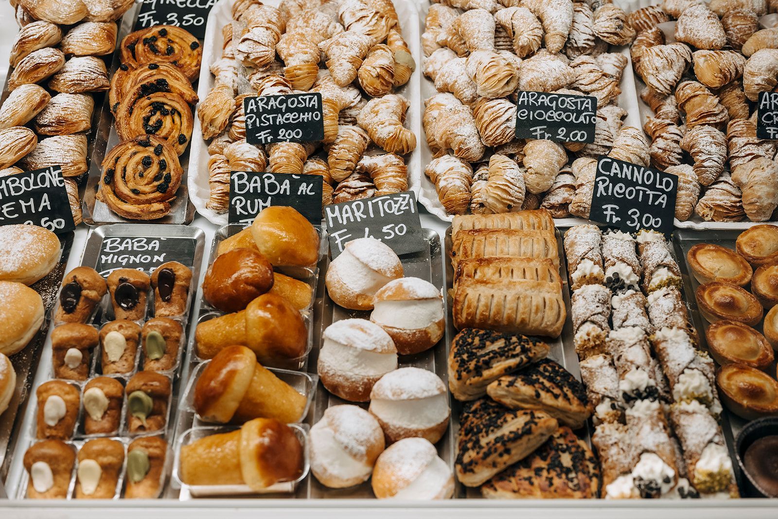 In einer Bäckerei werden verschiedene Backwaren ausgestellt.