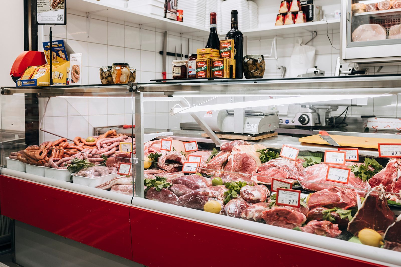 Eine Metzgerei-Auslage voller Fleisch und Gemüse.