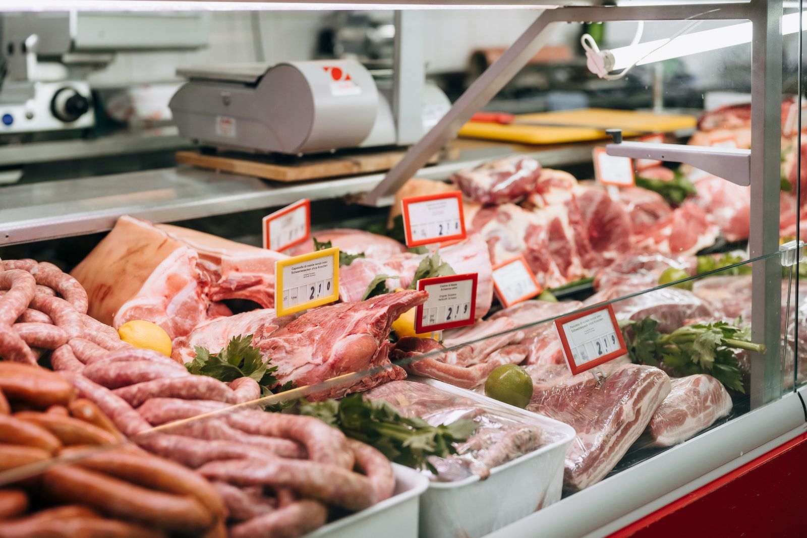 Eine mit Fleisch und Wurst gefüllte Vitrine in einer Metzgerei.