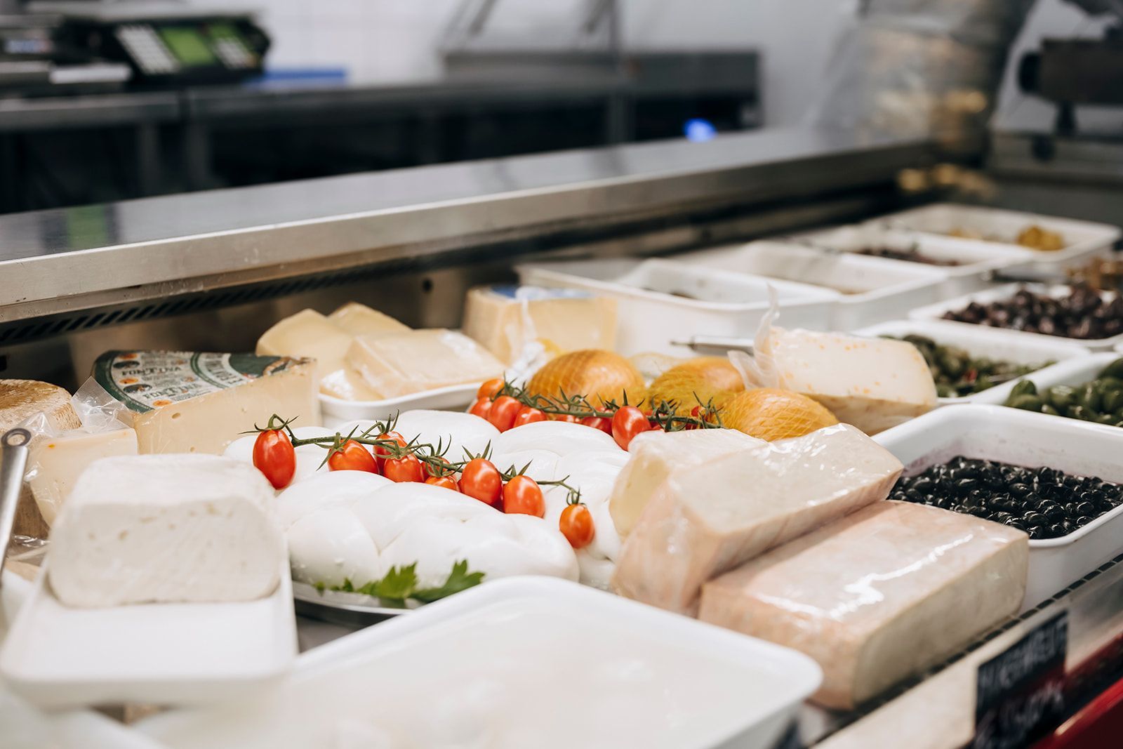 Eine Vitrine gefüllt mit vielen verschiedenen Käse- und Gemüsesorten.