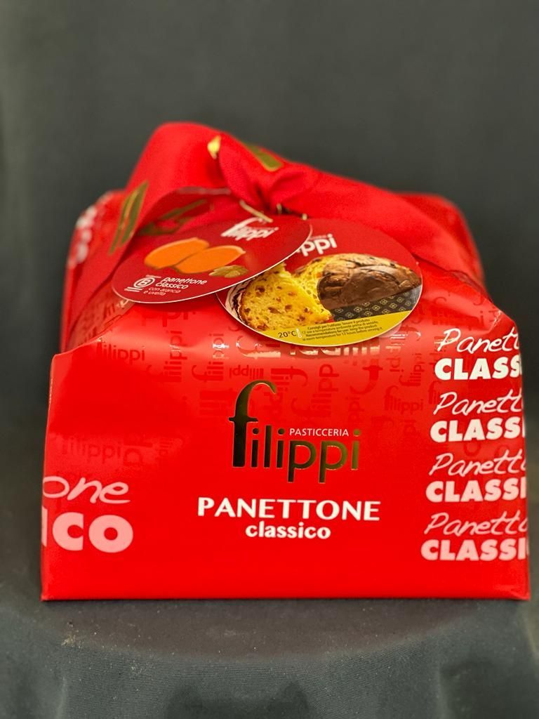 Eine rote Schachtel Panettone Classico steht auf einem Tisch