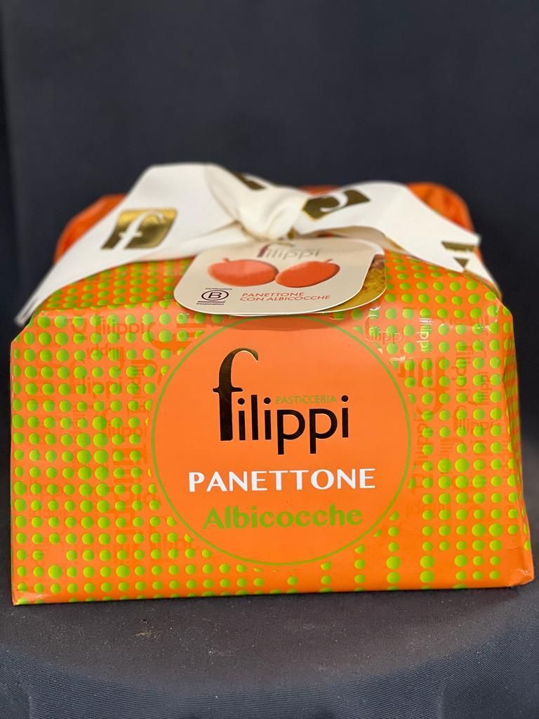 Eine Packung Panettone liegt auf einem Tisch