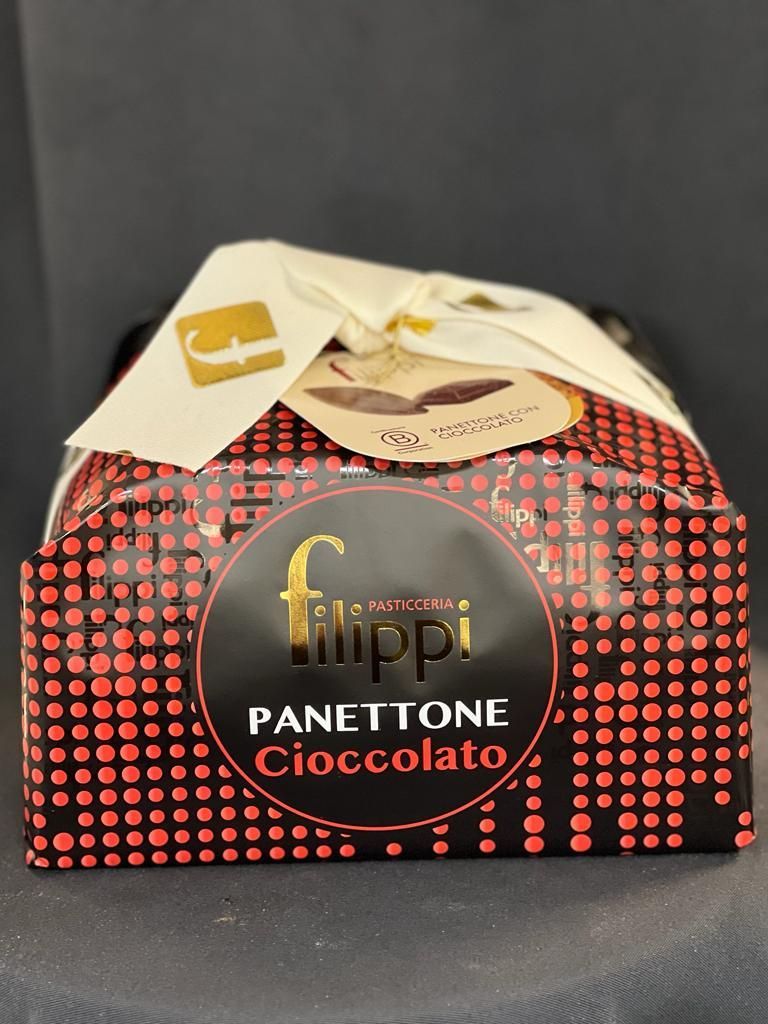 Eine Packung Panettone Cioccolato liegt auf einem Tisch