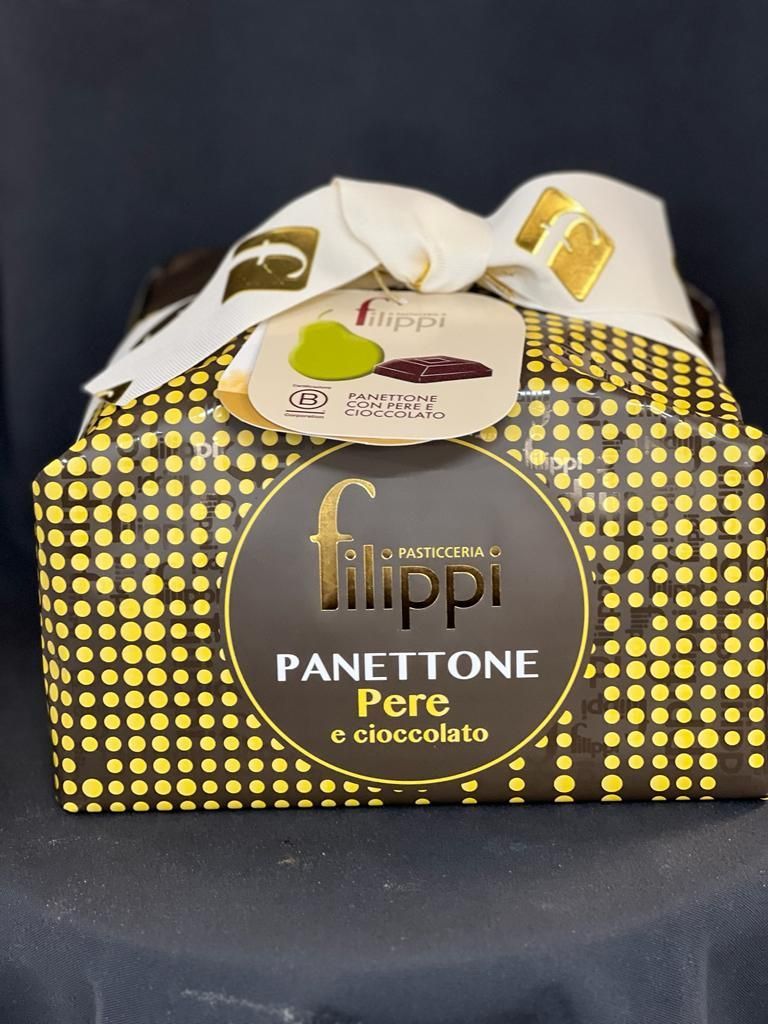 Eine Schachtel Birnen-Schokoladen-Panettone steht auf einem Tisch