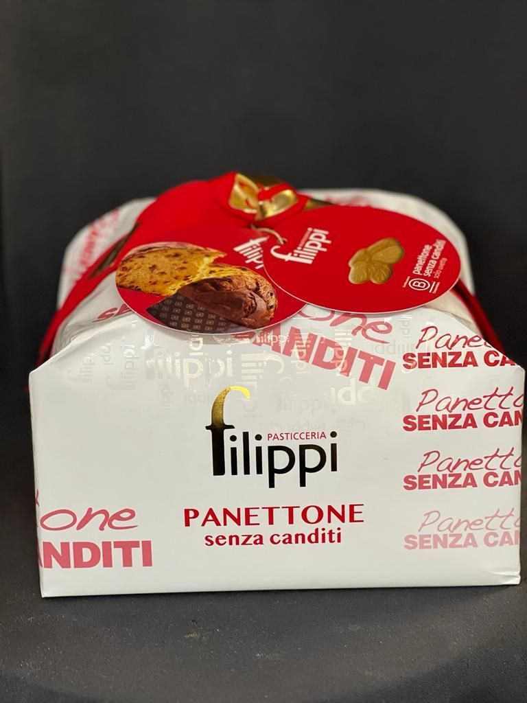 Eine Schachtel Panettone steht auf einem Tisch