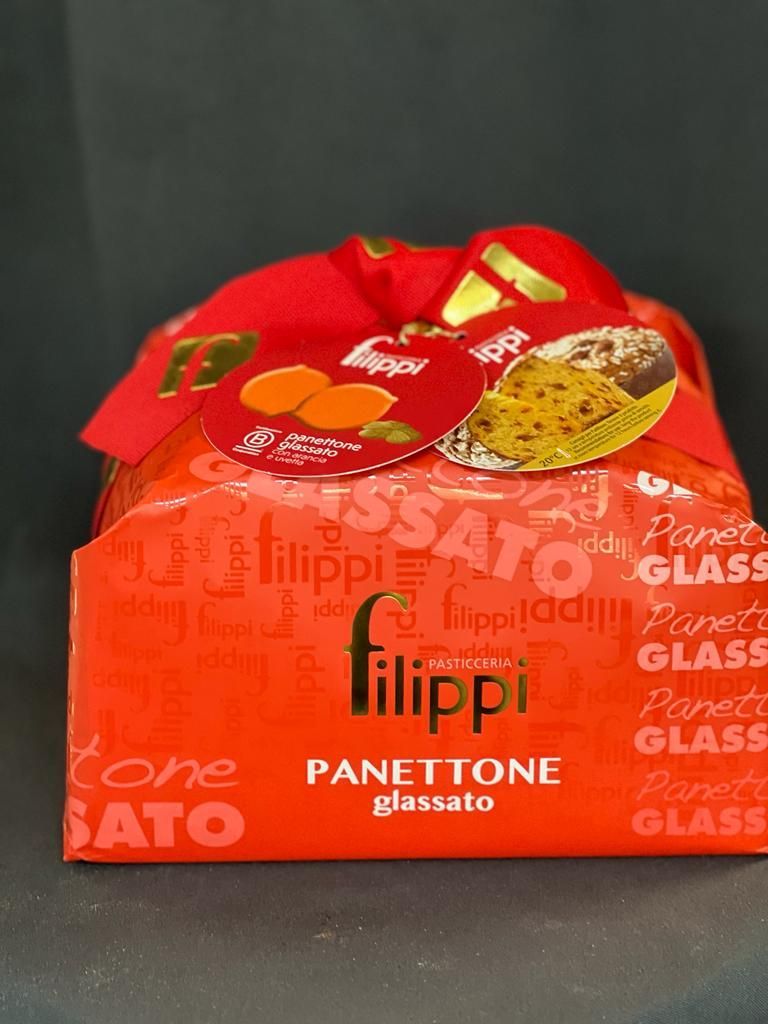 Eine orangefarbene Schachtel mit dem Wort Panettone darauf