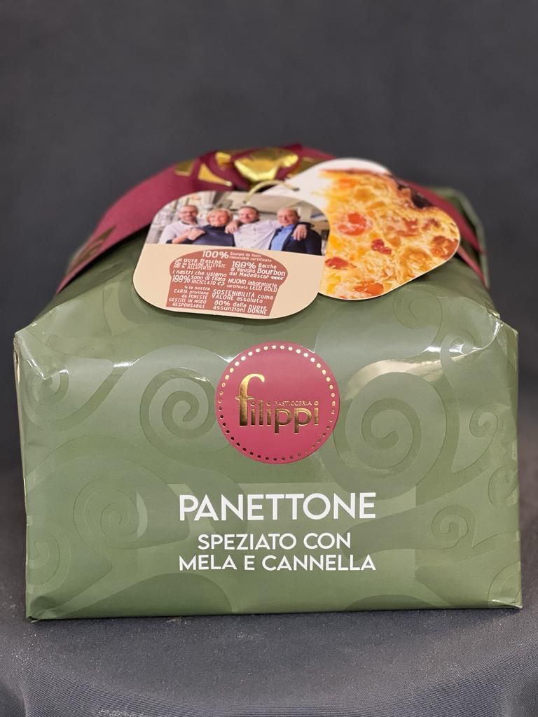 Eine grüne Packung gewürzter Panettone mit Apfel und Zimt