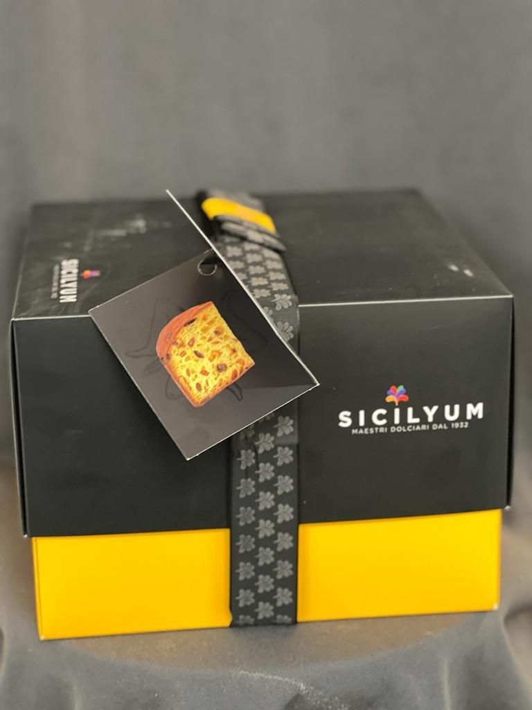 Eine Sicilyum-Box mit einem gelben Band darum