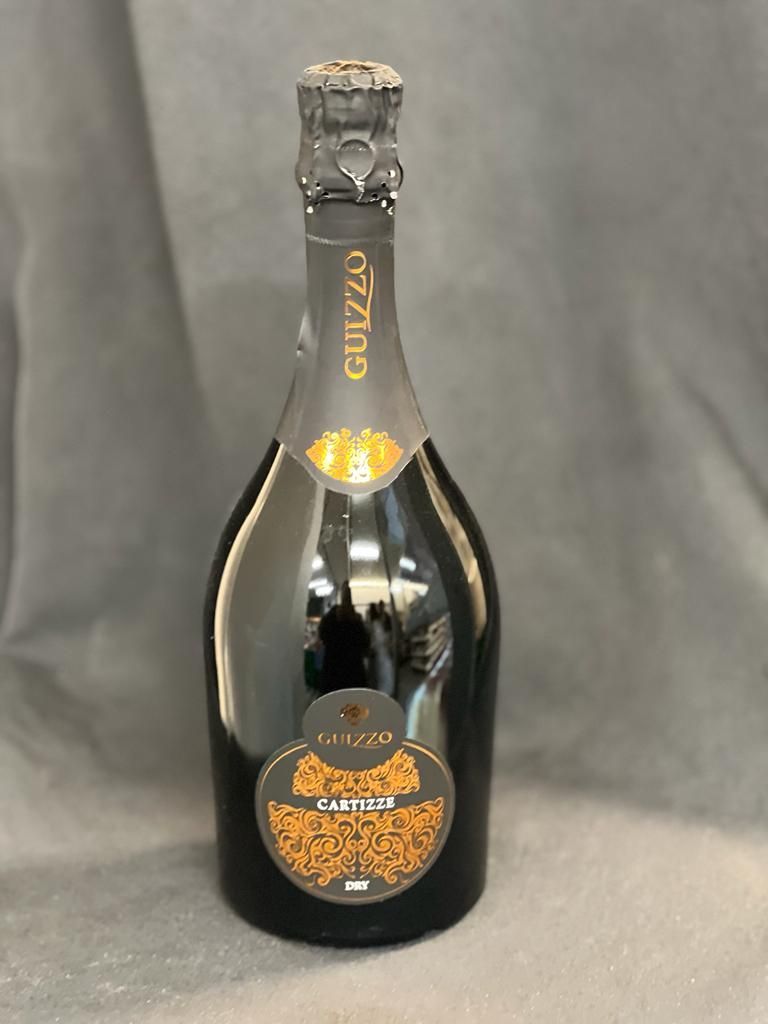 Auf einem Tisch steht eine Flasche Wein.