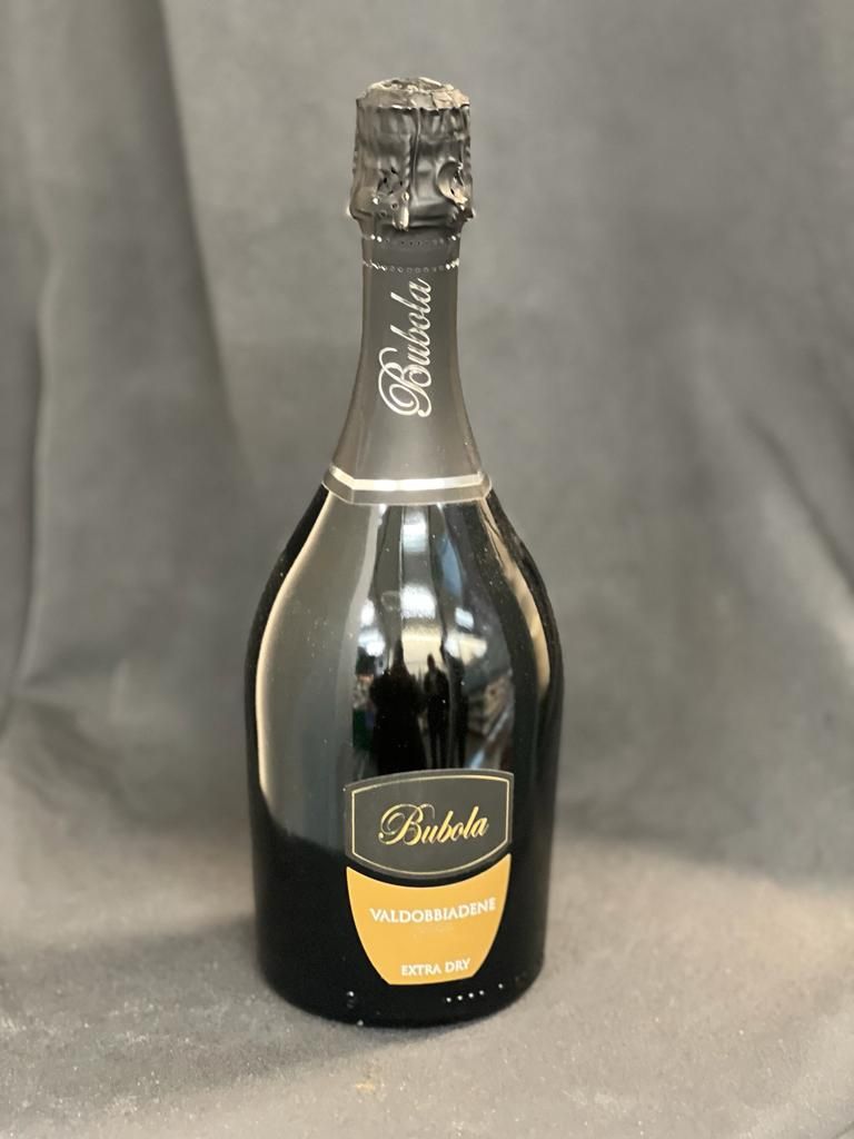 Auf einem Tisch steht eine Flasche Wein.