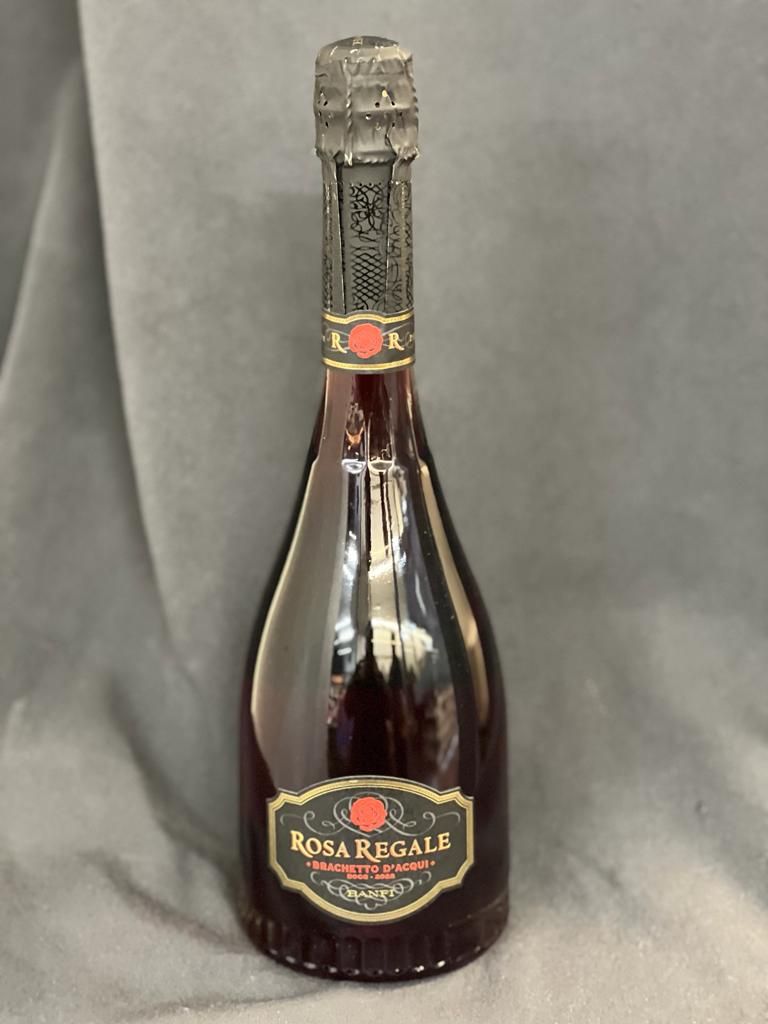 Eine Flasche Rosé-Regal-Wein steht auf einem grauen Tuch.