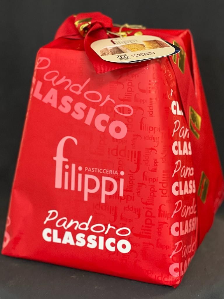 Eine rote Schachtel mit der Aufschrift „Pandora Classico“