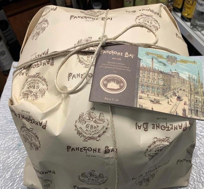 Eine Panettone-Tüte ist in weißes Papier eingewickelt und mit einer Schnur zugebunden
