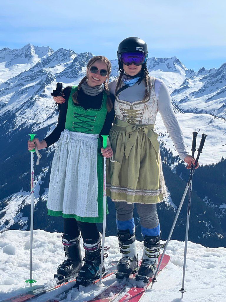 Zillertal Arena Saisonende Trachten Skifahren