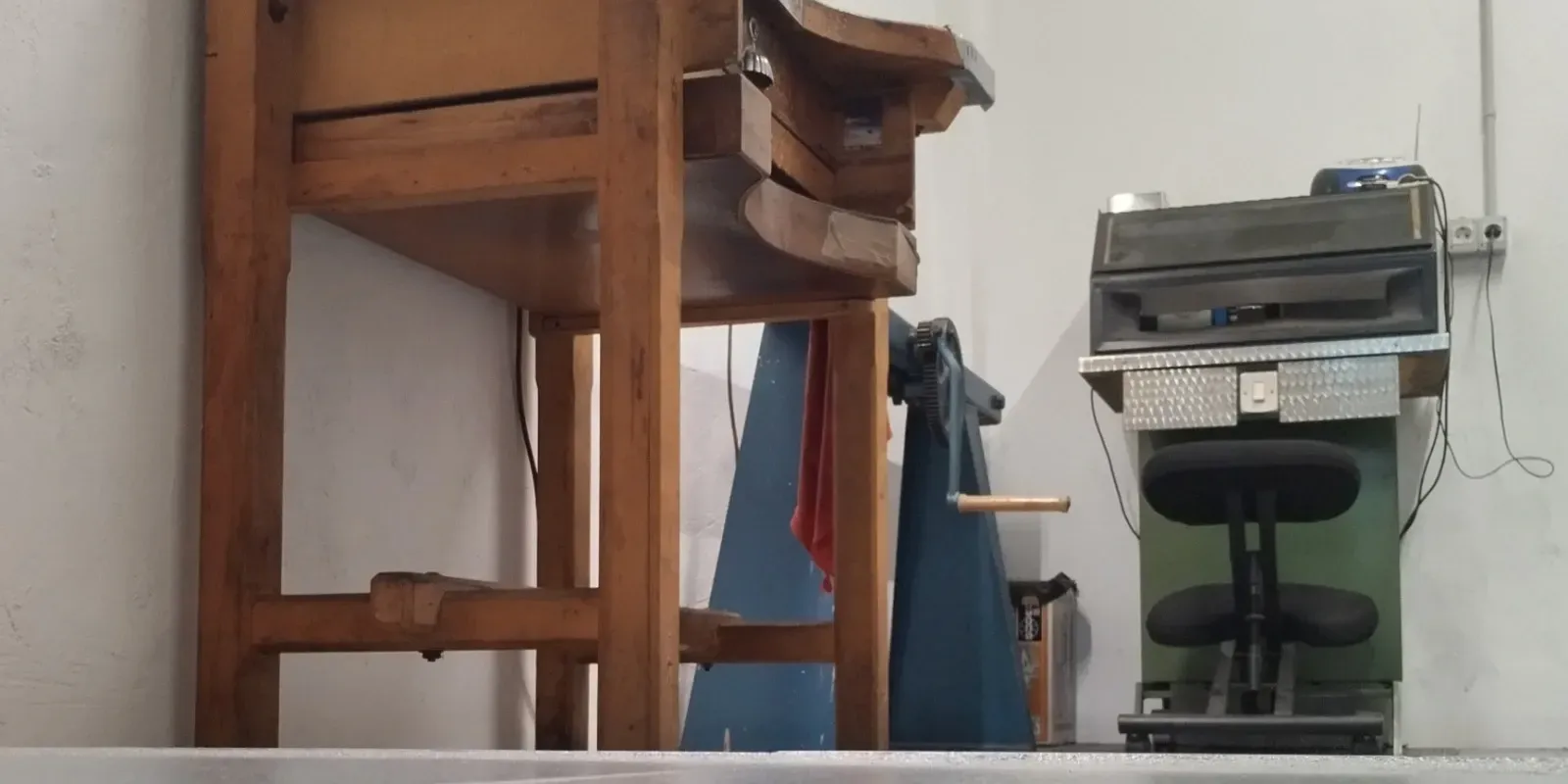 Icono de marcador de posición gris claro con un sol y montañas sobre fondo blanco
