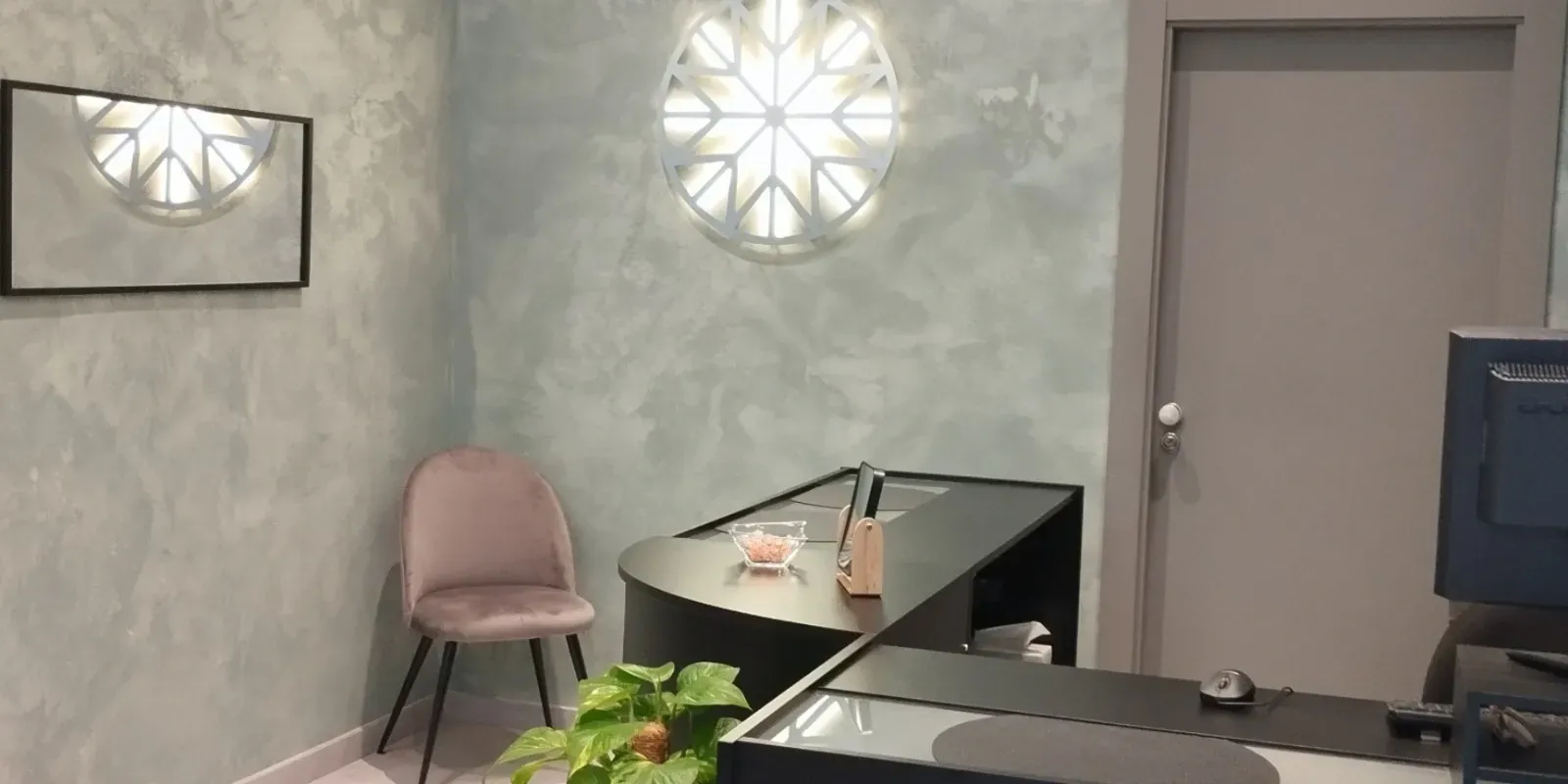 Icono de marcador de posición gris claro con un sol y montañas sobre fondo blanco