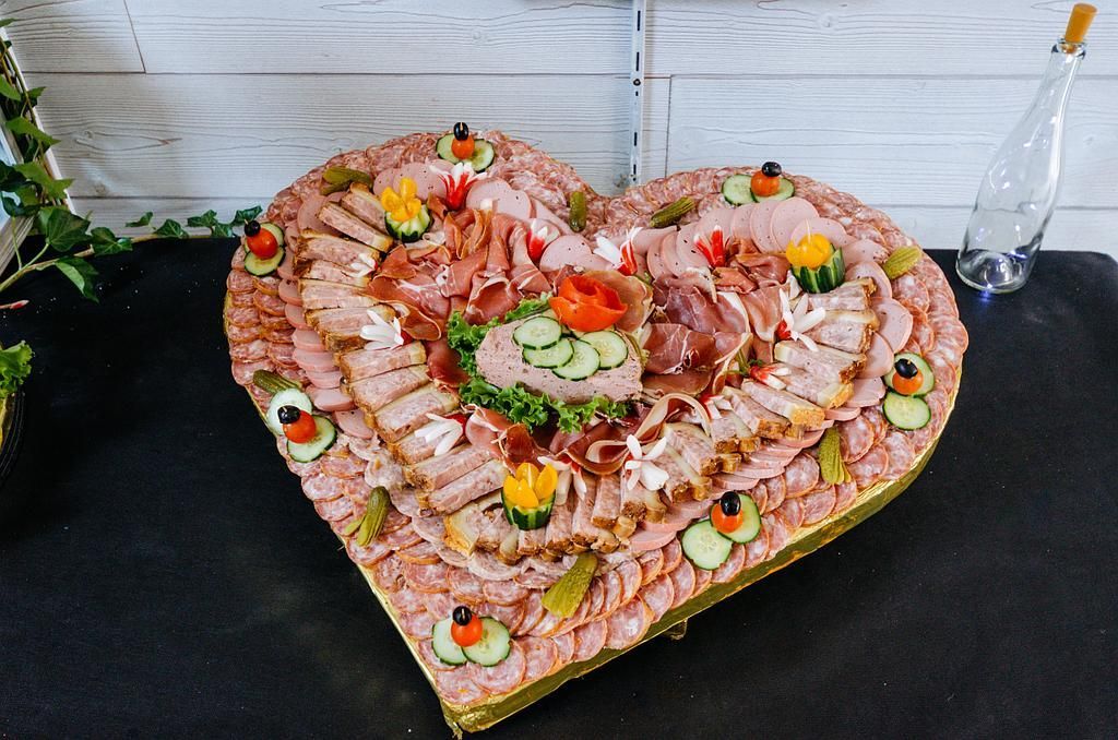 Plateau de charcuterie avec des concombres