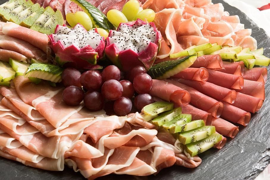 Plateau de charcuterie avec des fruits