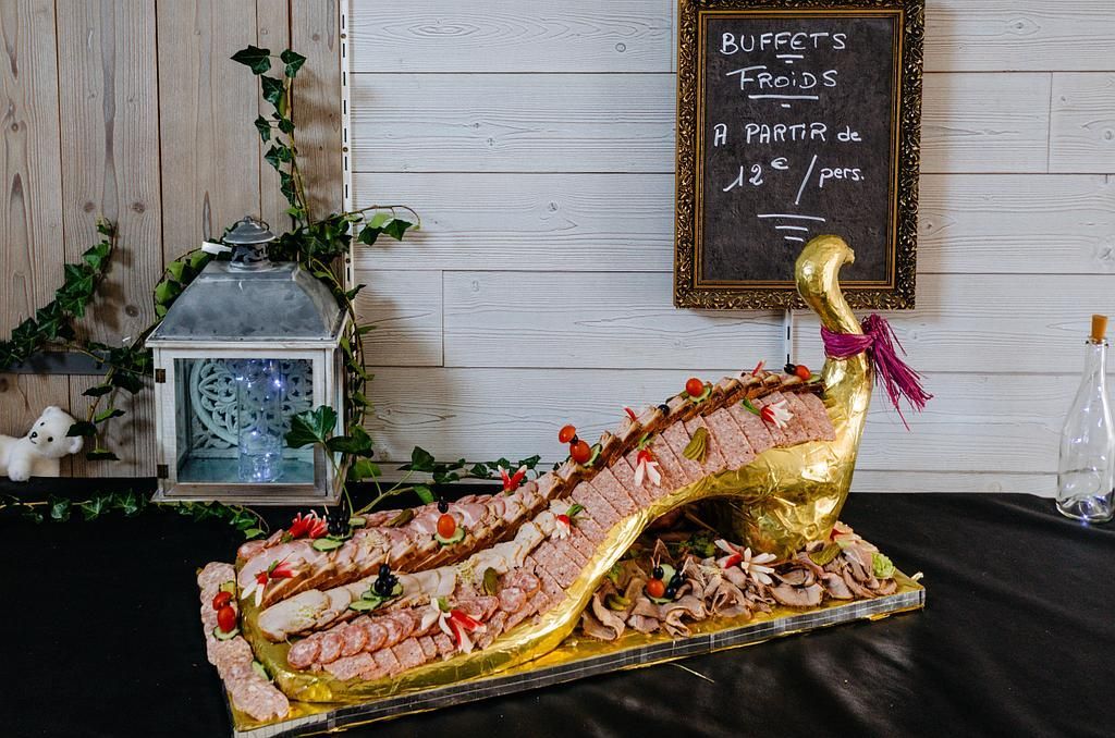 Plateau de charcuterie en forme de paon