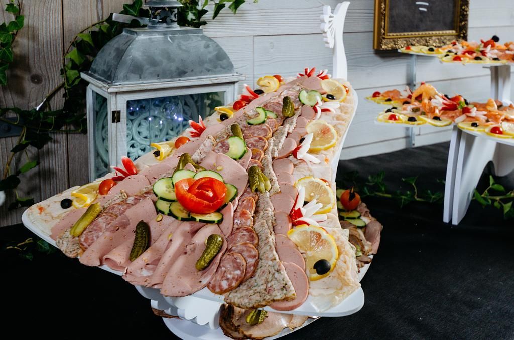 Plateau de charcuterie avec des tomates